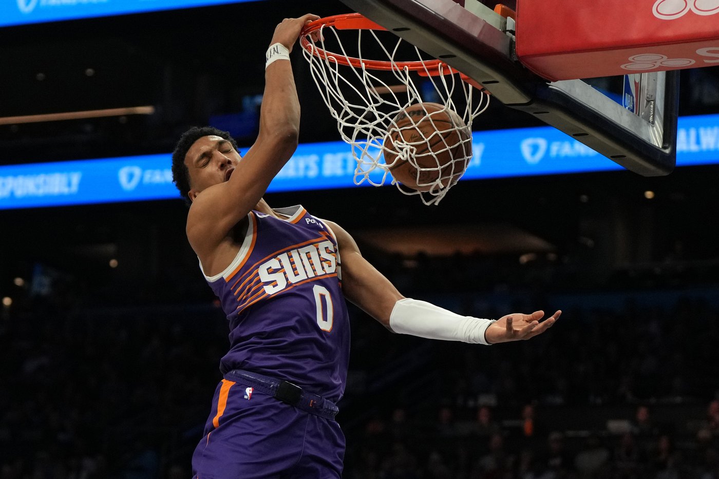 Devin Booker scores 25, Suns cruise past Raptors 120-98 to halt five-game skid | iNFOnews.ca