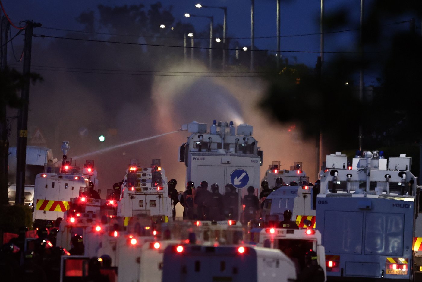 Police blast water cannons at Belfast protesters as unrest flares again after stabbing | iNFOnews.ca