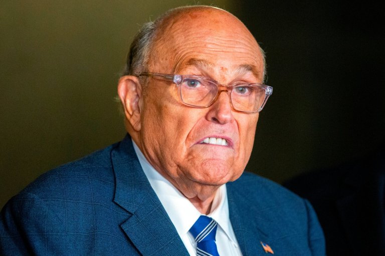 Giuliani returns to his show after viral pneumonia hospitalization | iNFOnews.ca
