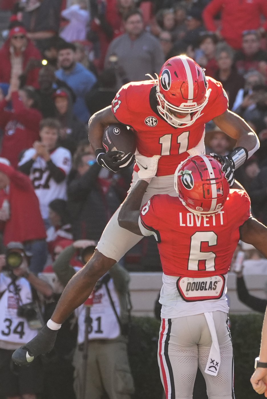 Beck throws 4 TD passes and Frazier runs for 3 scores to lead No. 8 Georgia past UMass, 59-21 | iNFOnews.ca Beck throws 4 TD passes and Frazier runs for 3 scores to lead No. 8 Georgia past UMass, 59-21 | iNFOnews.ca