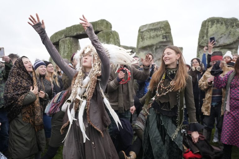 Thousands cheer as the sun rises on winter solstice at Stonehenge | iNFOnews.ca