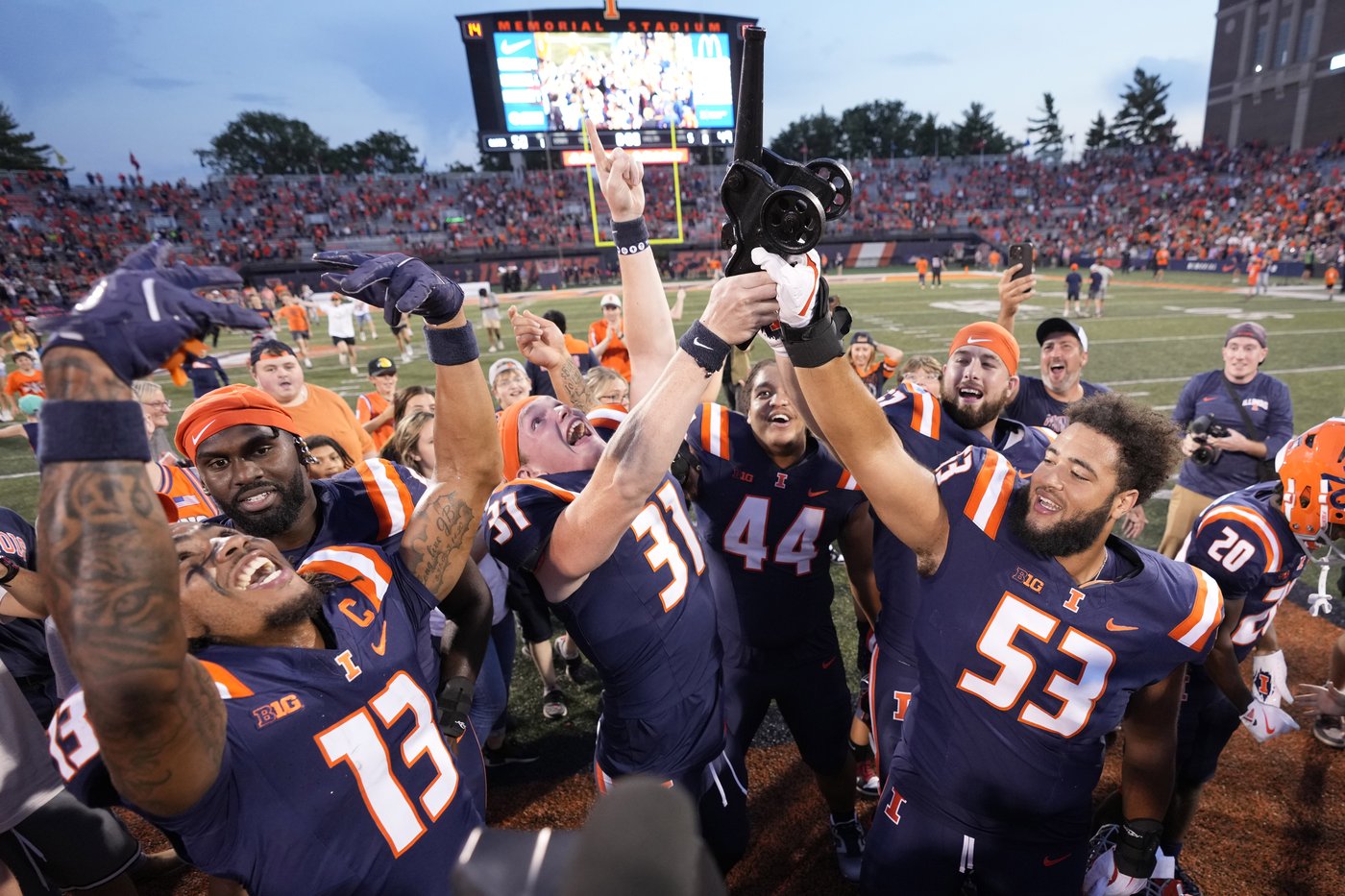 No. 23 Illinois outlasts Purdue 50-49 in overtime on sack on 2-point conversion | iNFOnews.ca No. 23 Illinois outlasts Purdue 50-49 in overtime on sack on 2-point conversion | iNFOnews.ca