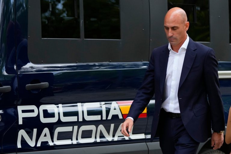 Former Spanish soccer boss Rubiales egged by uncle at book presentation | iNFOnews.ca