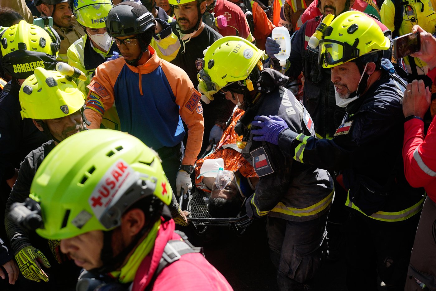 Venezuelan security guard pulled alive from building basement 8 days after twin quakes | iNFOnews.ca Venezuelan security guard pulled alive from building basement 8 days after twin quakes | iNFOnews.ca