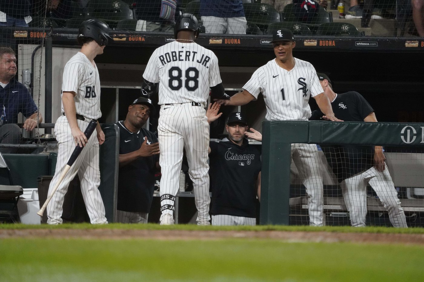 White Sox place center fielder Luis Robert Jr. on the 10-day IL with a left hamstring strain | iNFOnews.ca White Sox place center fielder Luis Robert Jr. on the 10-day IL with a left hamstring strain | iNFOnews.ca