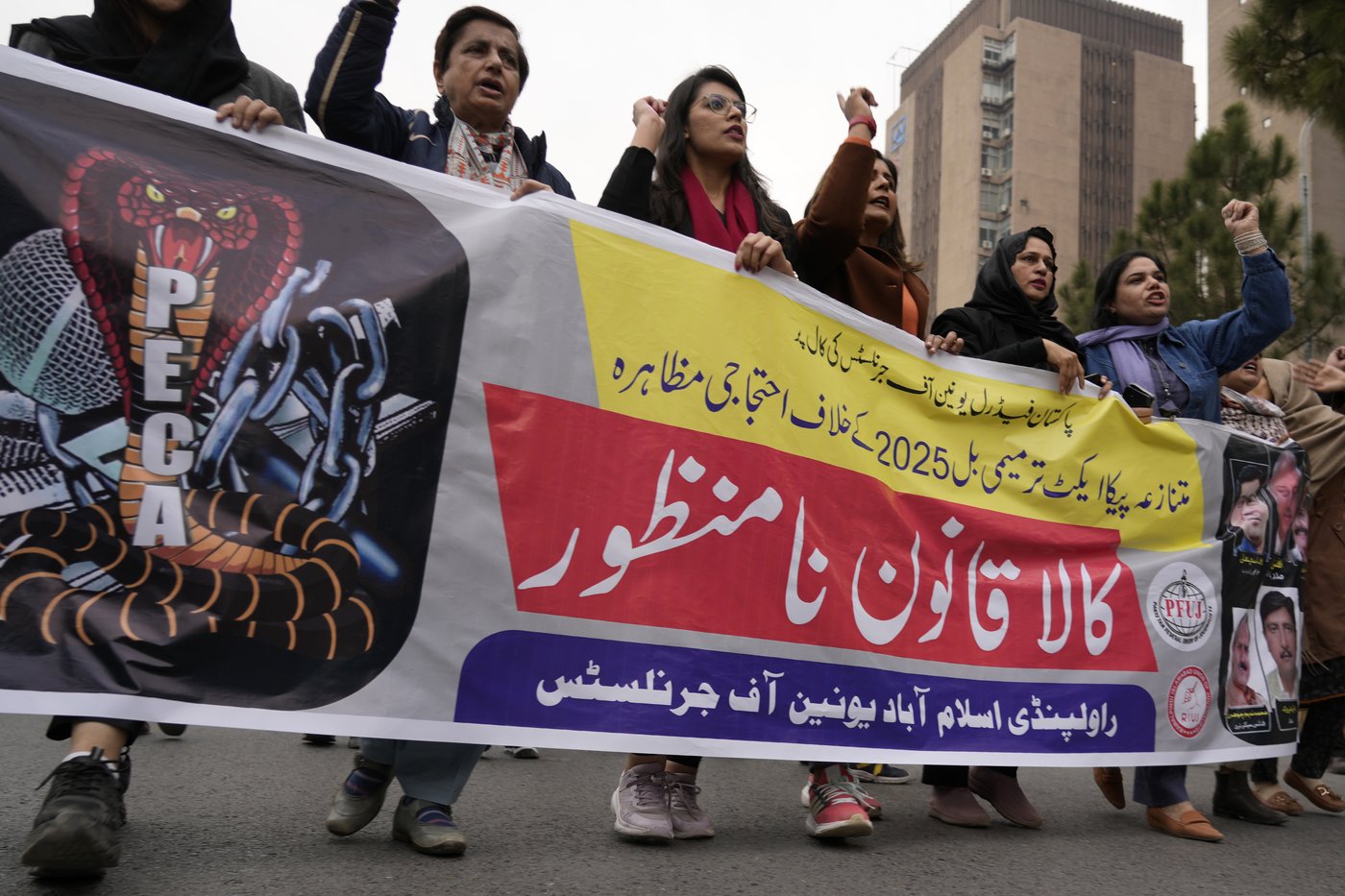 Pakistani journalists protest after Senate passes bill allowing control over social media content | iNFOnews.ca