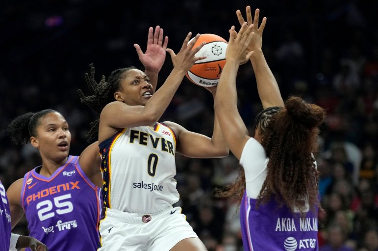 Alyssa Thomas gets an emotional farewell as the Sun retire her No. 25 jersey | iNFOnews.ca