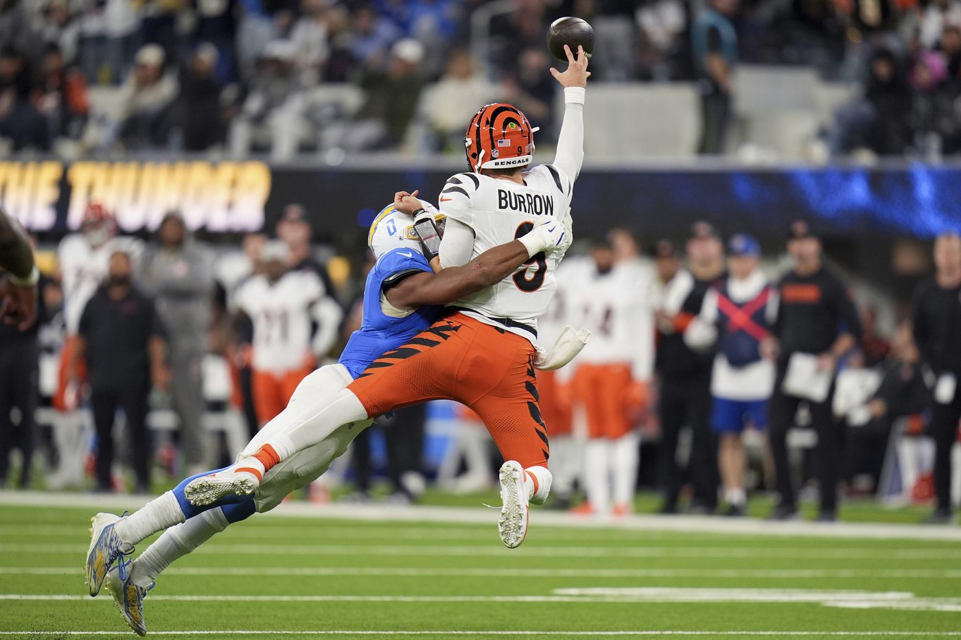 Chargers beat Bengals 34-27 on Dobbins' late TD after squandering 21-point lead | iNFOnews.ca Chargers beat Bengals 34-27 on Dobbins' late TD after squandering 21-point lead | iNFOnews.ca