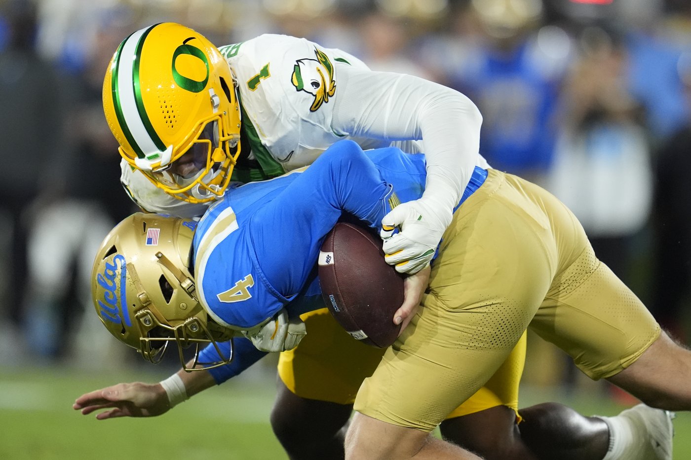 Dillon Gabriel throws for 3 TDs as No. 8 Oregon beats UCLA 34-13 in first Big Ten game | iNFOnews.ca