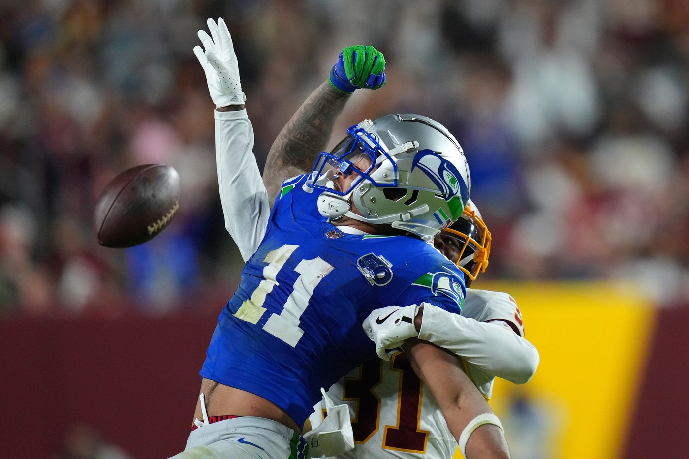 Sam Darnold leads Seahawks to easy 38-14 win over Commanders, who lose Jayden Daniels to arm injury | iNFOnews.ca