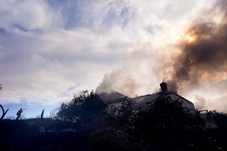 Fire crews battle Southern California blaze that burned 6 homes, led to the evacuation of 16,000 | iNFOnews.ca