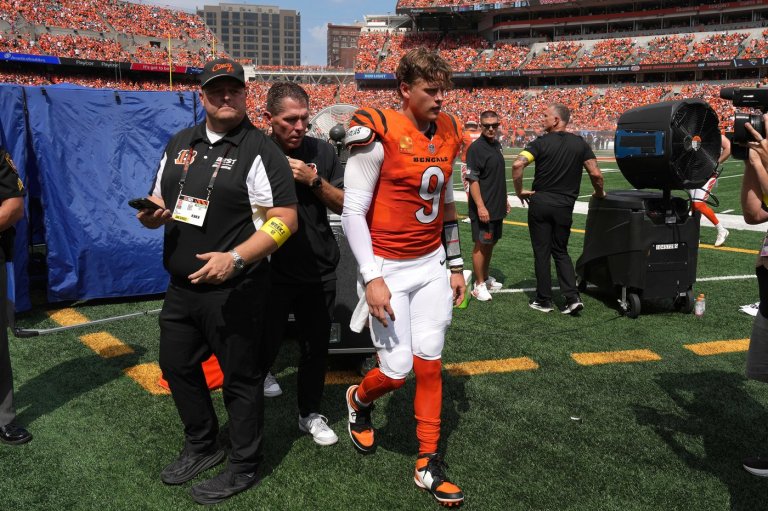 Bengals QB Joe Burrow leaves game with left toe injury during 2nd quarter against Jaguars | iNFOnews.ca