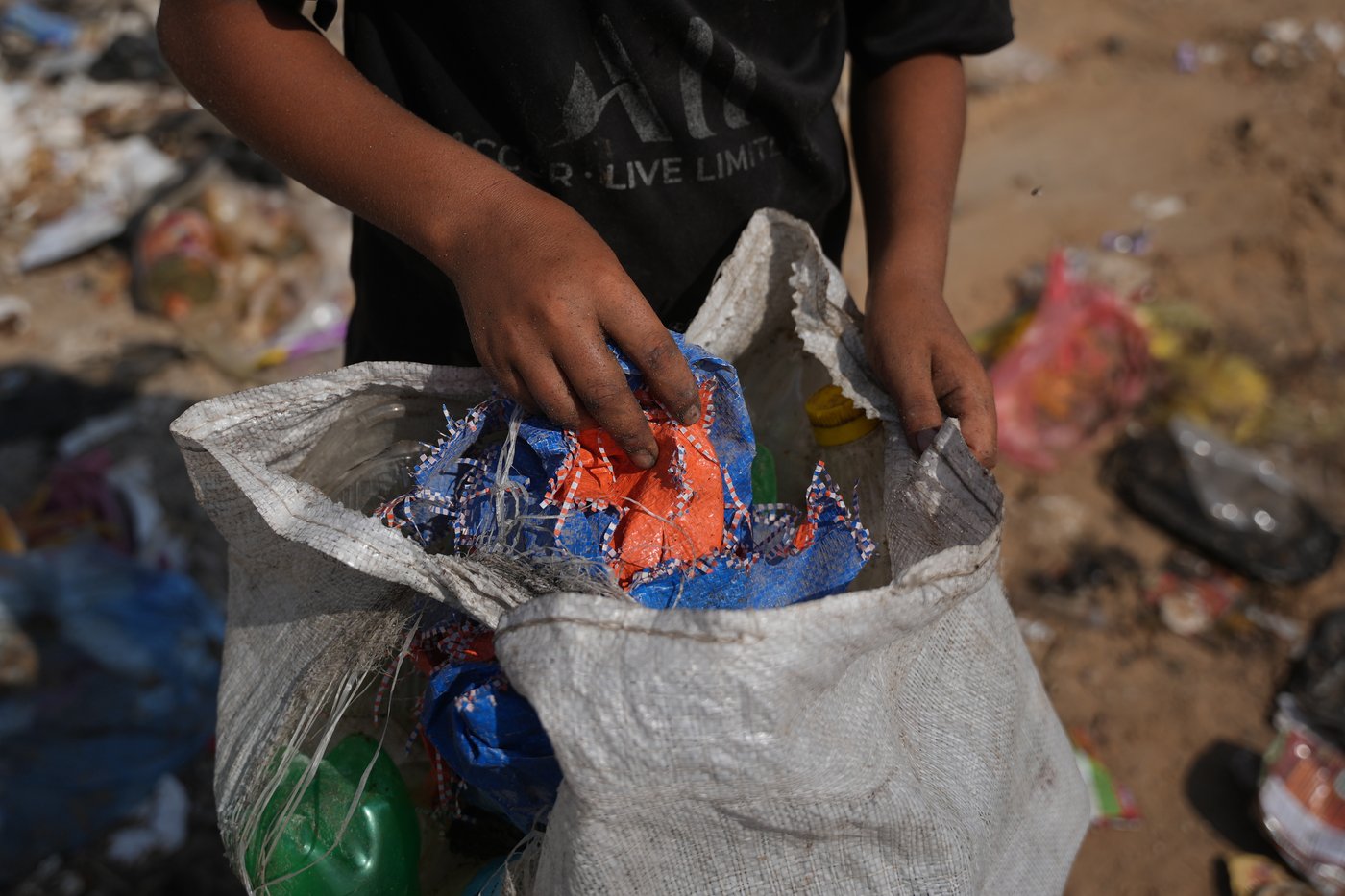 Palestinians in Gaza scavenge trash for things to burn to cook meals, in photos | iNFOnews.ca
