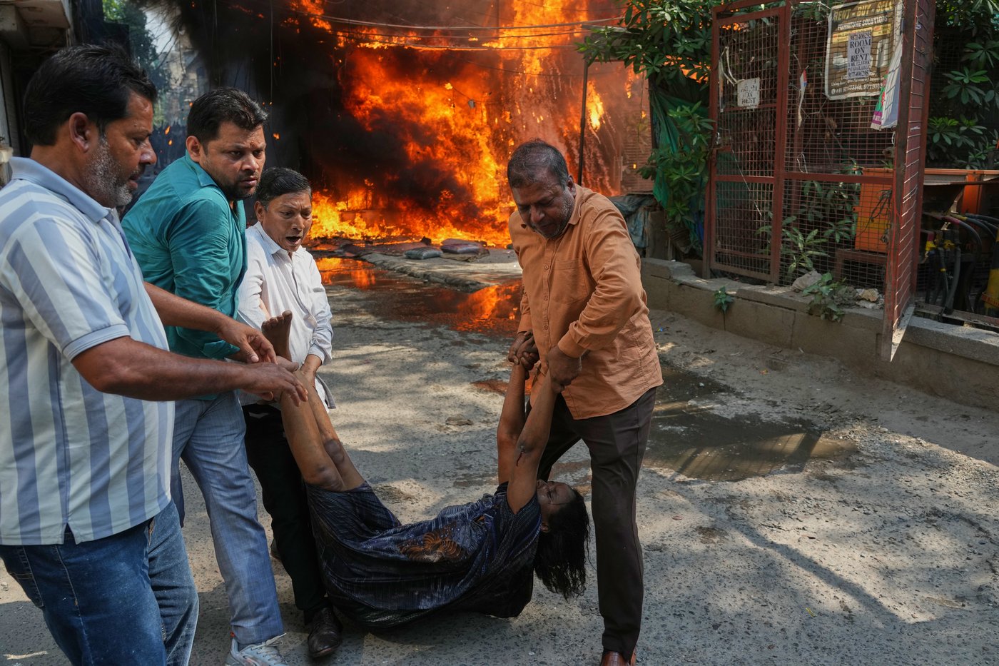 Photos show rescue efforts and aftermath of New Delhi building fire | iNFOnews.ca