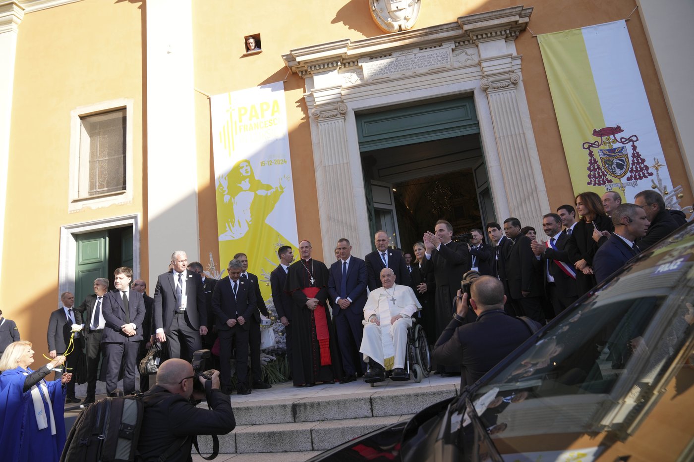Pope Francis makes 1st papal visit to France's Corsica awash in expressions of popular piety | iNFOnews.ca