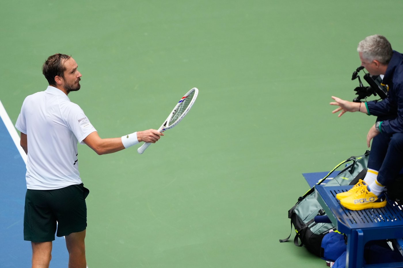 For the birds: Medvedev protests US Open umpire's call to replay a point after birds sit on the net | iNFOnews.ca For the birds: Medvedev protests US Open umpire's call to replay a point after birds sit on the net | iNFOnews.ca