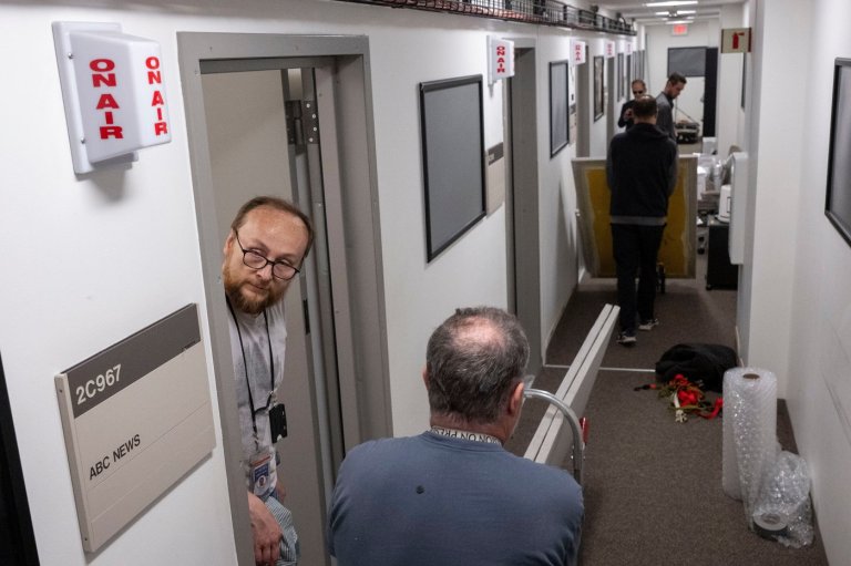 Journalists turn in access badges, exit Pentagon rather than agree to new reporting rules | iNFOnews.ca