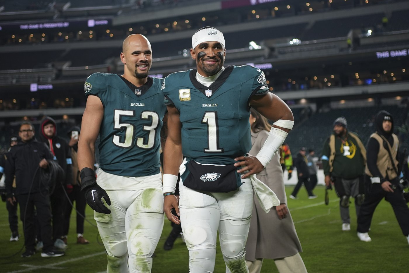 Saquon Barkley runs for 2 TDs, Eagles beat Commanders 26-18 to stretch NFC East lead | iNFOnews.ca