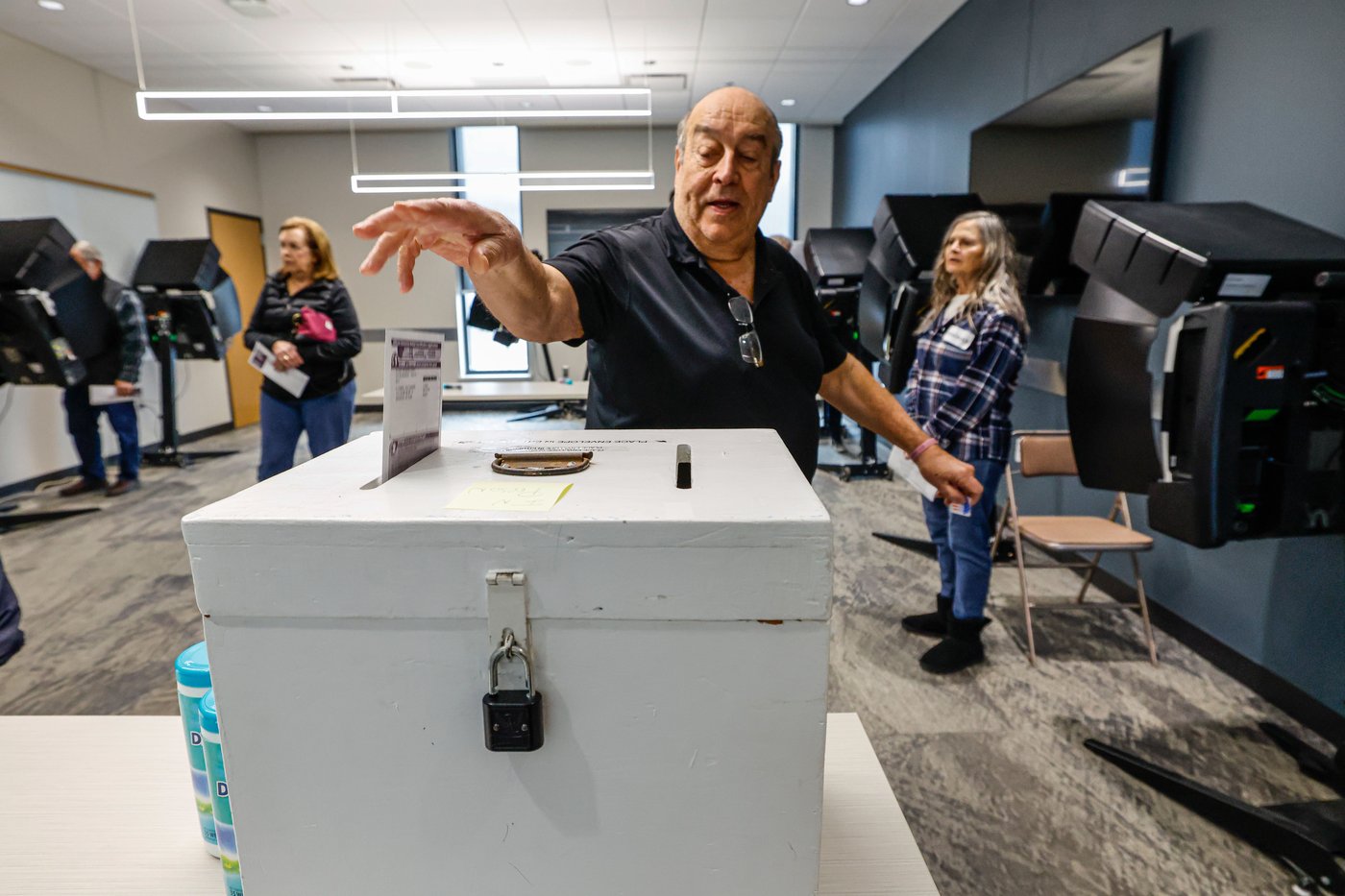Wisconsin voters cast ballots under national spotlight to decide control of the state Supreme Court | iNFOnews.ca