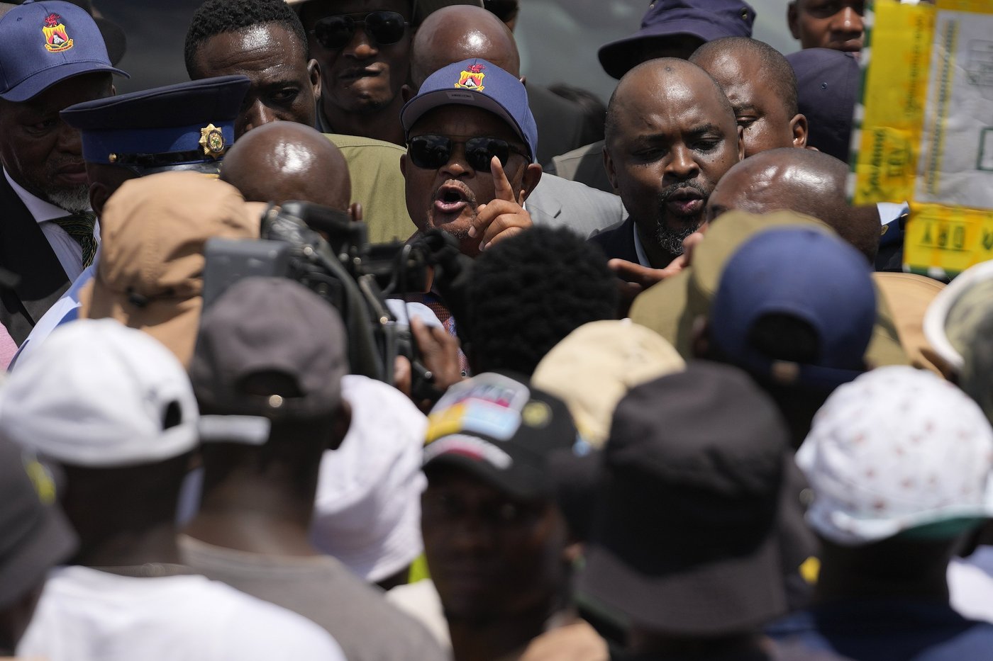 Dozens of survivors and dead pulled from abandoned South African mine as hundreds remain underground | iNFOnews.ca