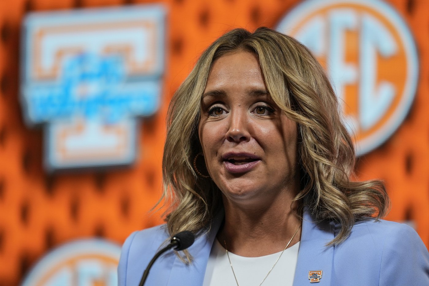 Lady Vols coach Kim Caldwell about to experience another 1st with her baby due any day | iNFOnews.ca Lady Vols coach Kim Caldwell about to experience another 1st with her baby due any day | iNFOnews.ca