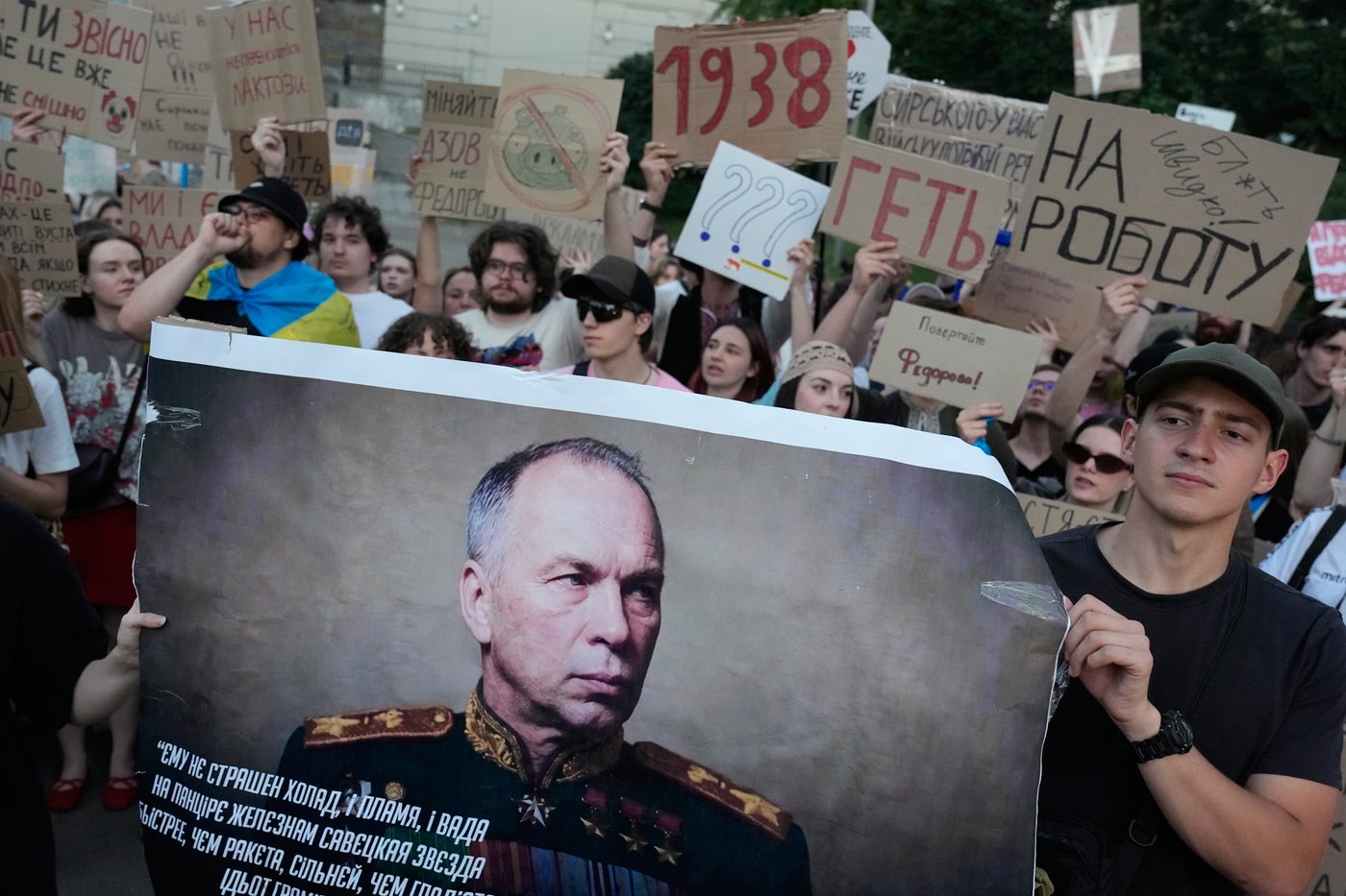 Ukraine's Zelenskyy fires his military chief after protests and names a replacement | iNFOnews.ca Ukraine's Zelenskyy fires his military chief after protests and names a replacement | iNFOnews.ca