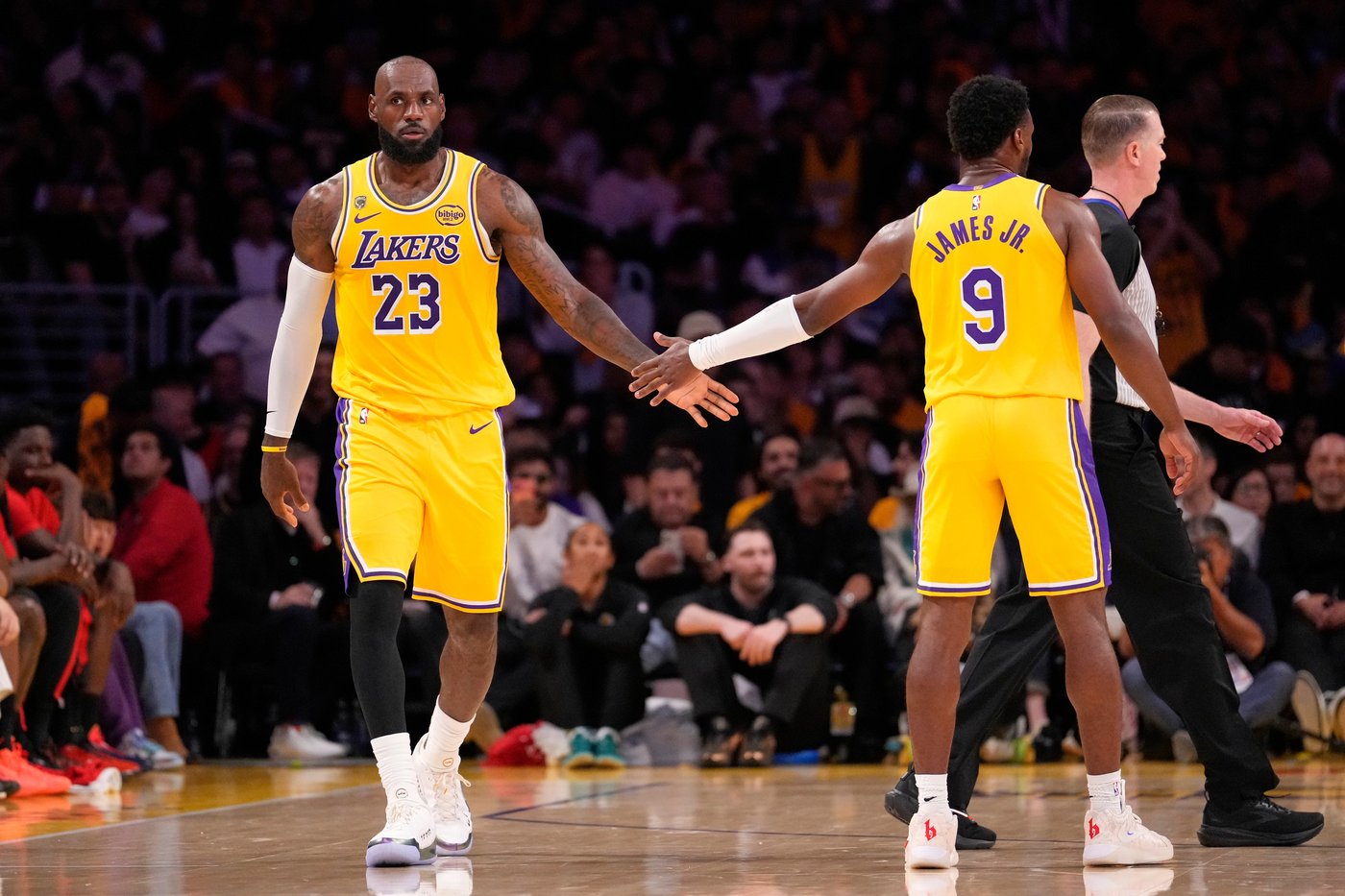 Kennard scores 27, LeBron leads Lakers to surprising 107-98 win over Rockets in playoff opener | iNFOnews.ca Kennard scores 27, LeBron leads Lakers to surprising 107-98 win over Rockets in playoff opener | iNFOnews.ca