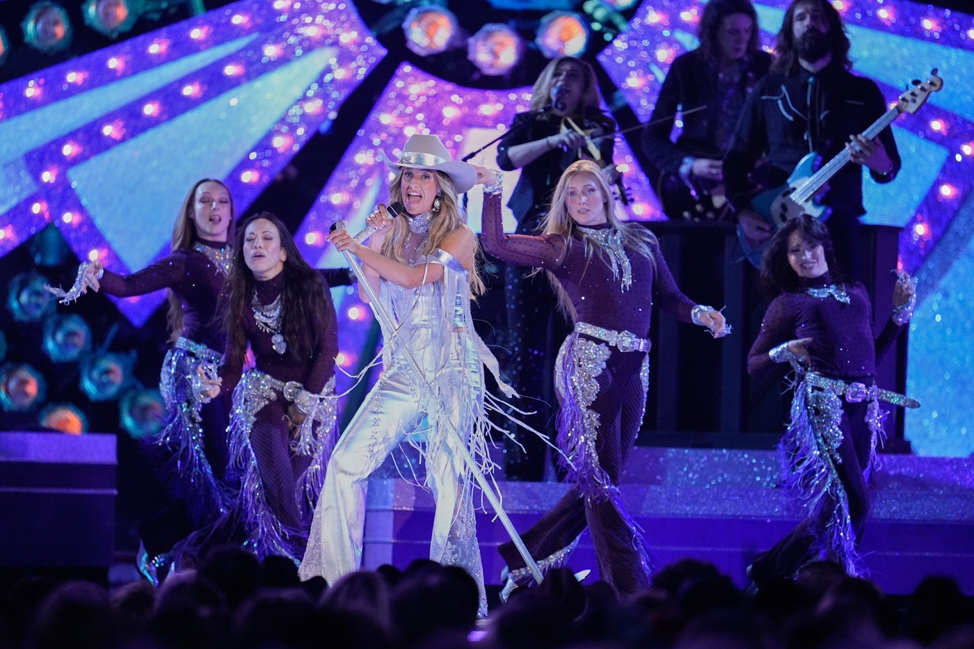 Lainey Wilson wins entertainer of the year at 2025 CMA Awards | iNFOnews.ca