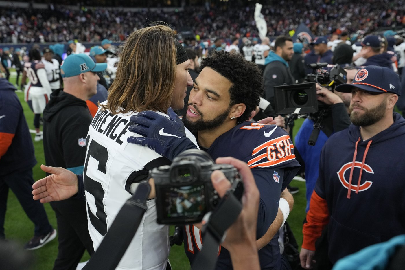 Williams throws 4 TDs and TE Kmet handles long snaps for Bears in 35-16 rout of Jaguars in London | iNFOnews.ca Williams throws 4 TDs and TE Kmet handles long snaps for Bears in 35-16 rout of Jaguars in London | iNFOnews.ca