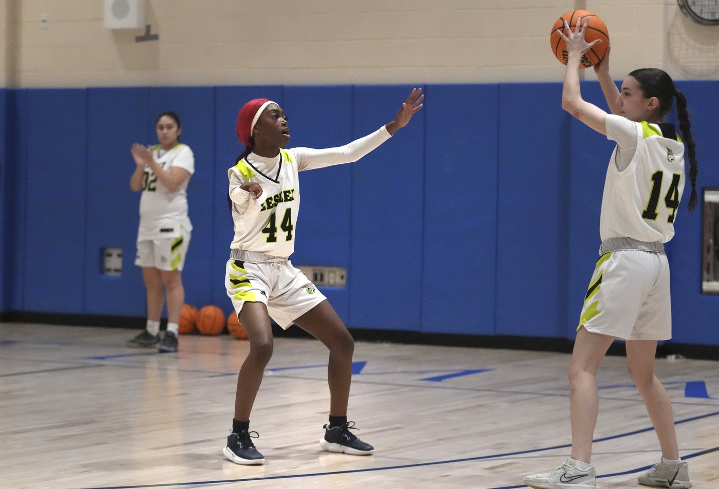 One-armed basketball player makes women's Division III history with basket | iNFOnews.ca One-armed basketball player makes women's Division III history with basket | iNFOnews.ca