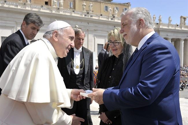 Couillard invites Pope Francis to Montreal for city's 375th birthday in 2017 | iNFOnews.ca CP33252006