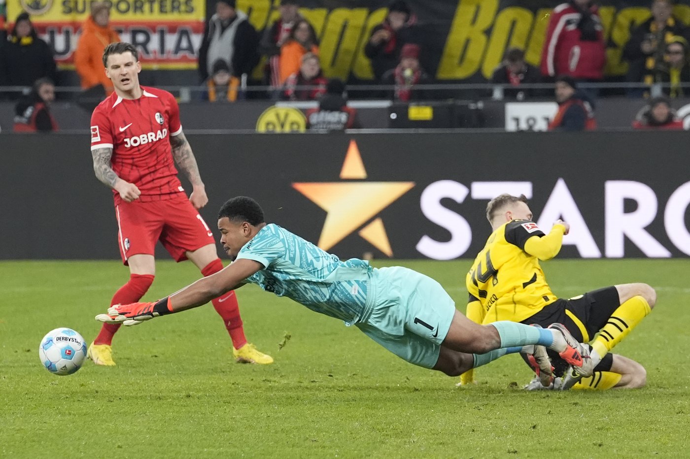 Schick hat trick helps Leverkusen cover defensive lapses. Frankfurt and Dortmund win in Bundesliga | iNFOnews.ca