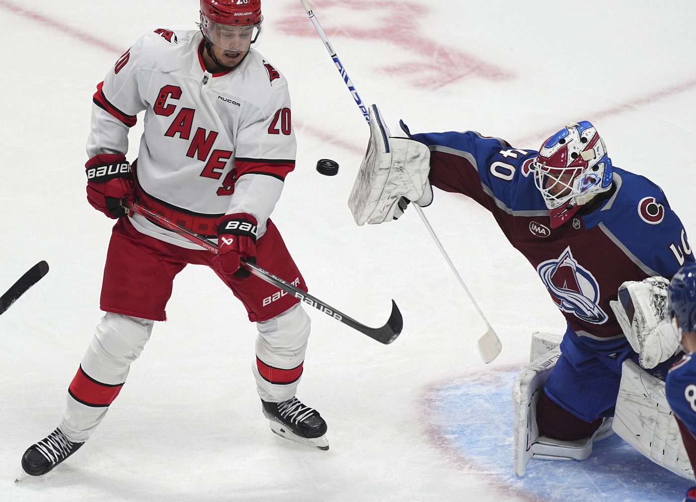 Avalanche score 5 goals in second period and end Hurricanes' 8-game win streak, 6-4 | iNFOnews.ca