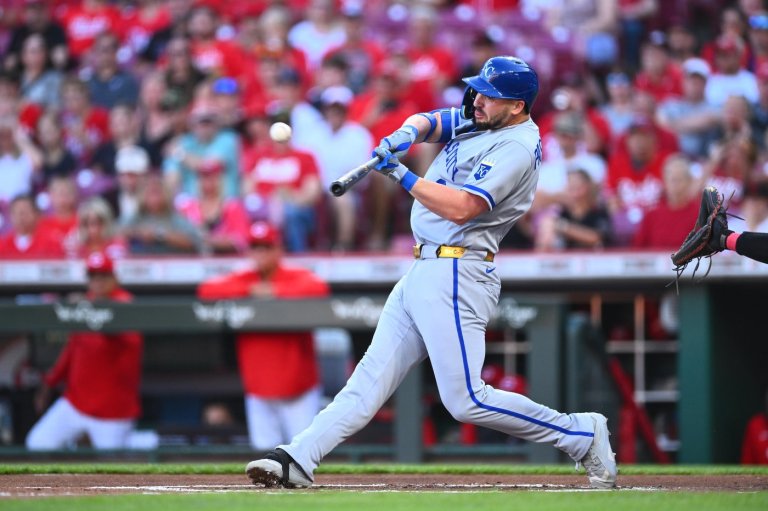 Massey hits tiebreaking RBI single in 9th inning, Royals beat Reds 5-2 | iNFOnews.ca