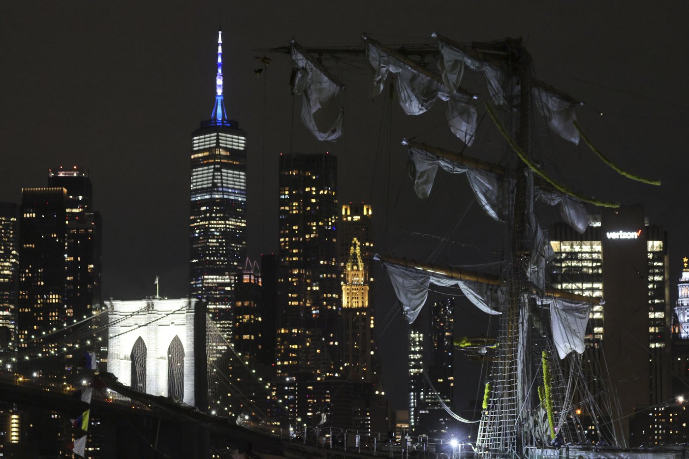 AP PHOTOS: Mexican tall ship strikes Brooklyn Bridge, snapping masts and killing 2 crew members | iNFOnews.ca