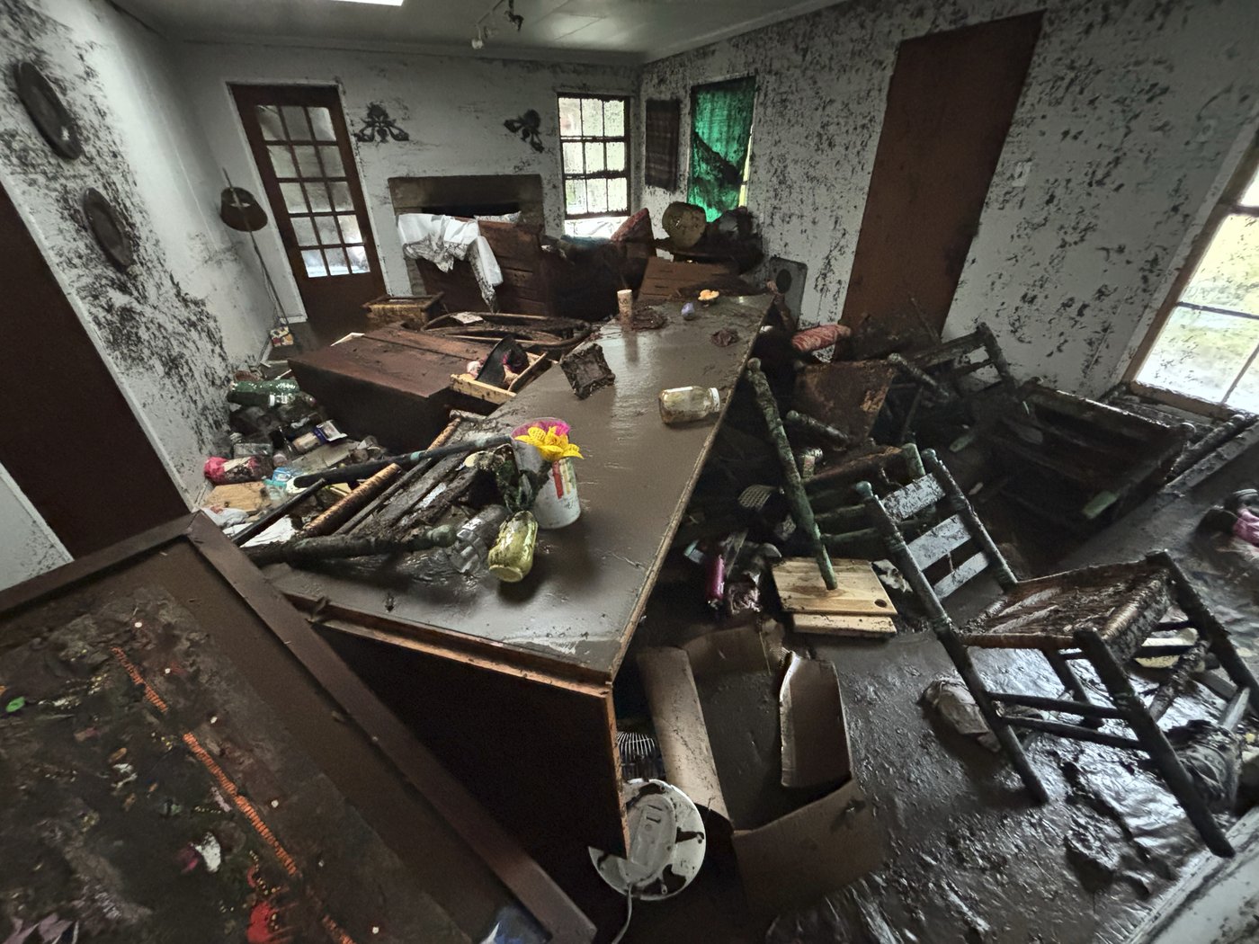 A Texas family clung to life on their roof, capturing the terrifying flooding in photos and video | iNFOnews.ca
