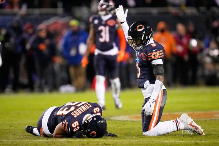 Bears linebacker T.J. Edwards carted off with left ankle injury vs. Packers | iNFOnews.ca