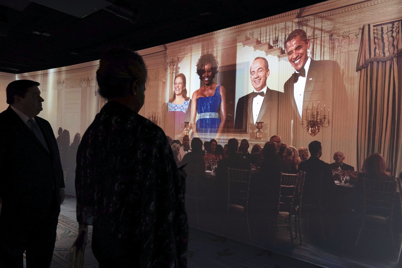 Tourists can finally visit the Oval Office. A replica is opening near the White House on Monday | iNFOnews.ca