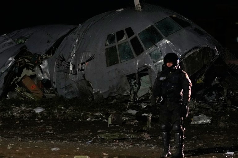 Cargo plane carrying money crashes near Bolivia's capital, killing at least 15 people, official says | iNFOnews.ca