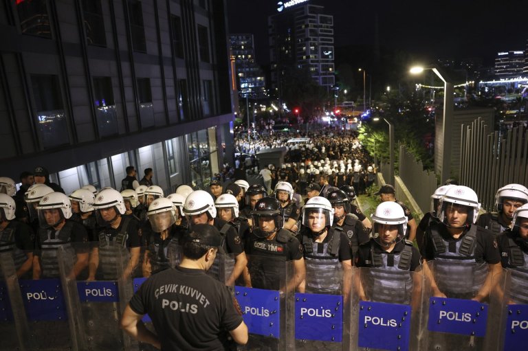 Turkey blocks opposition rally in Istanbul as tensions rise over appointment of trustee | iNFOnews.ca