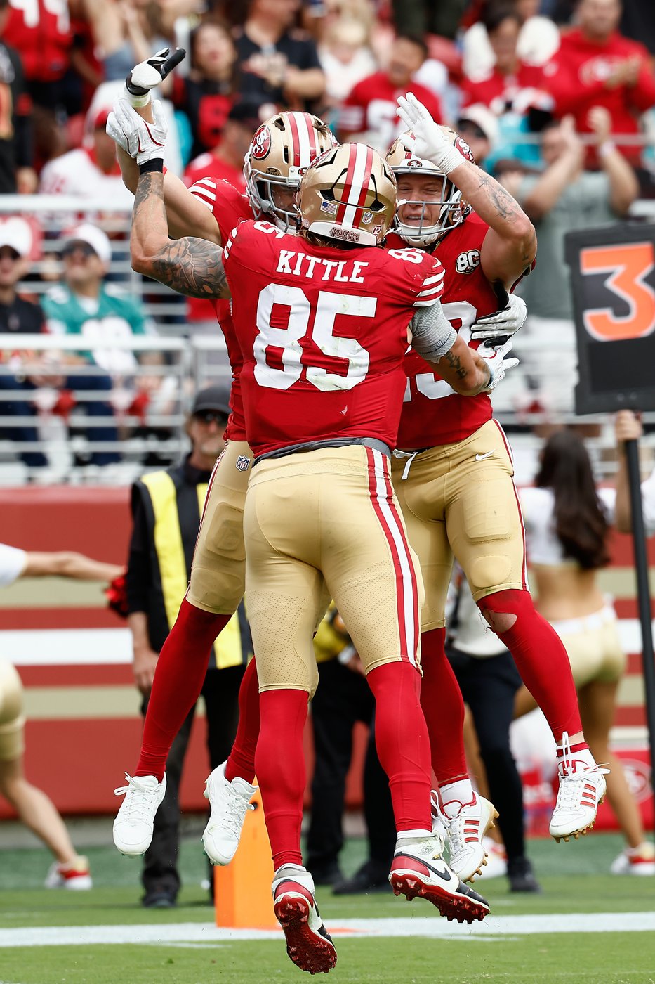 49ers score TDs on 1st 5 drives to beat the Dolphins 35-13 | iNFOnews.ca