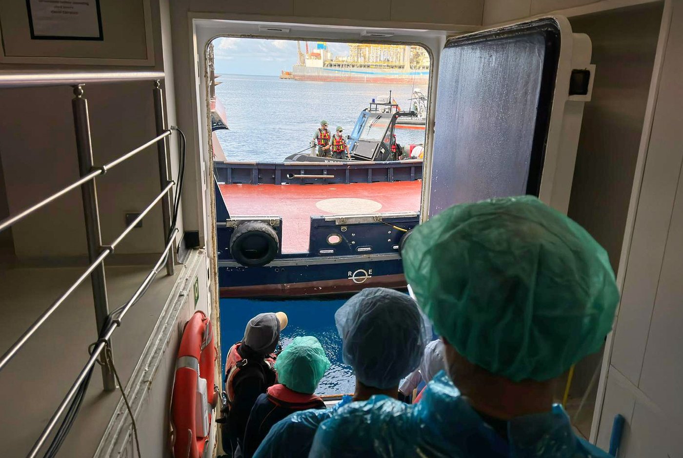Passengers disembark from a hantavirus-stricken cruise ship, in photos | iNFOnews.ca
