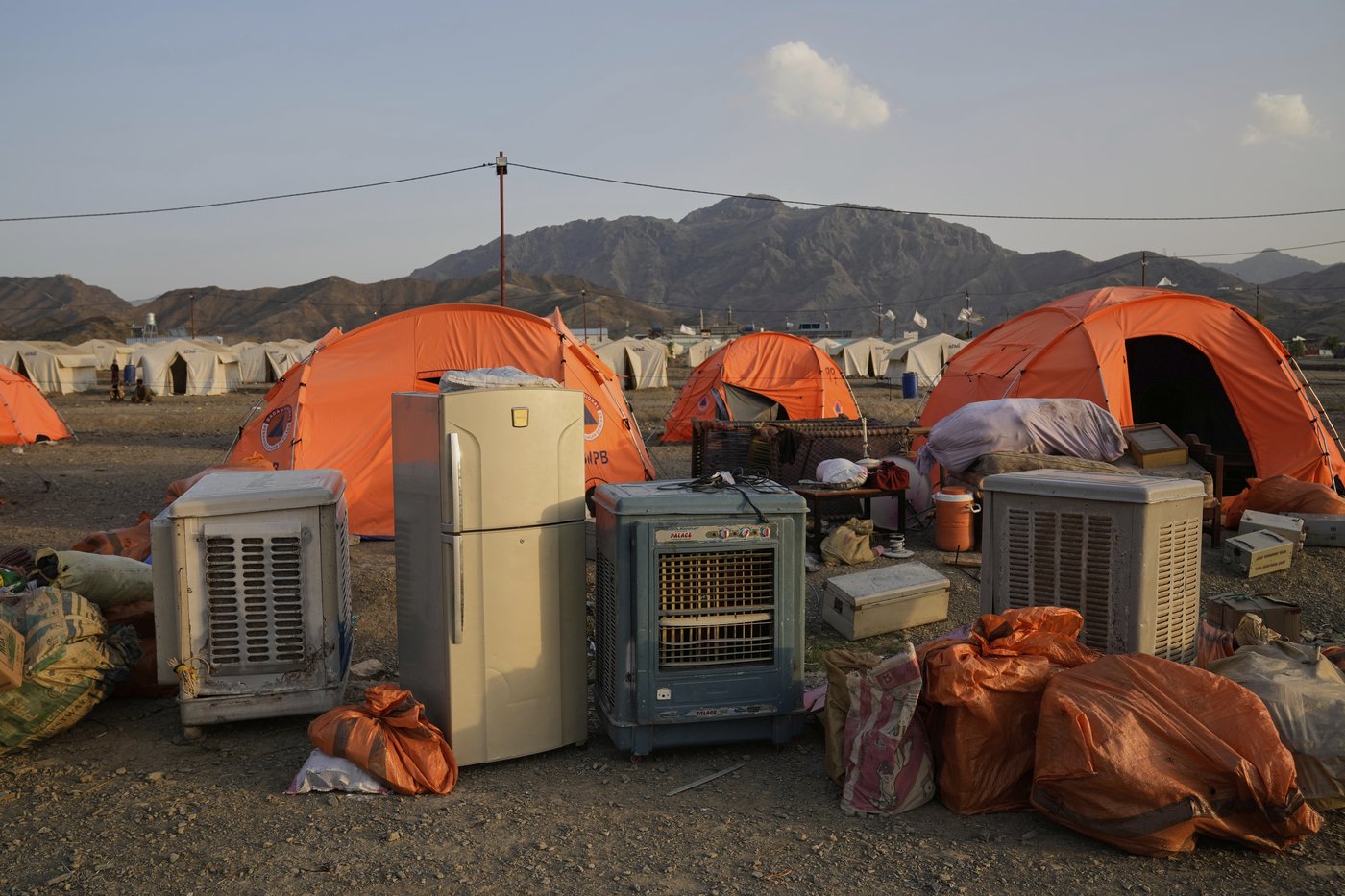 45 minutes to pack up a lifetime as Pakistan's foreigner crackdown sends Afghans scrambling | iNFOnews.ca