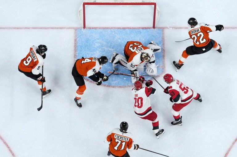 Hurricanes send Flyers to franchise-record 7th straight loss to open season | iNFOnews.ca