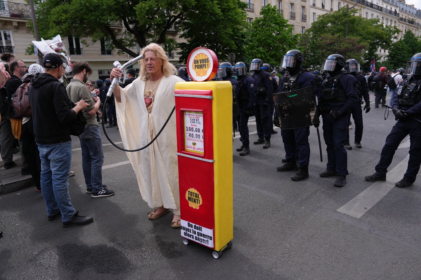 Workers around the world demonstrate on May Day, in photos | iNFOnews.ca