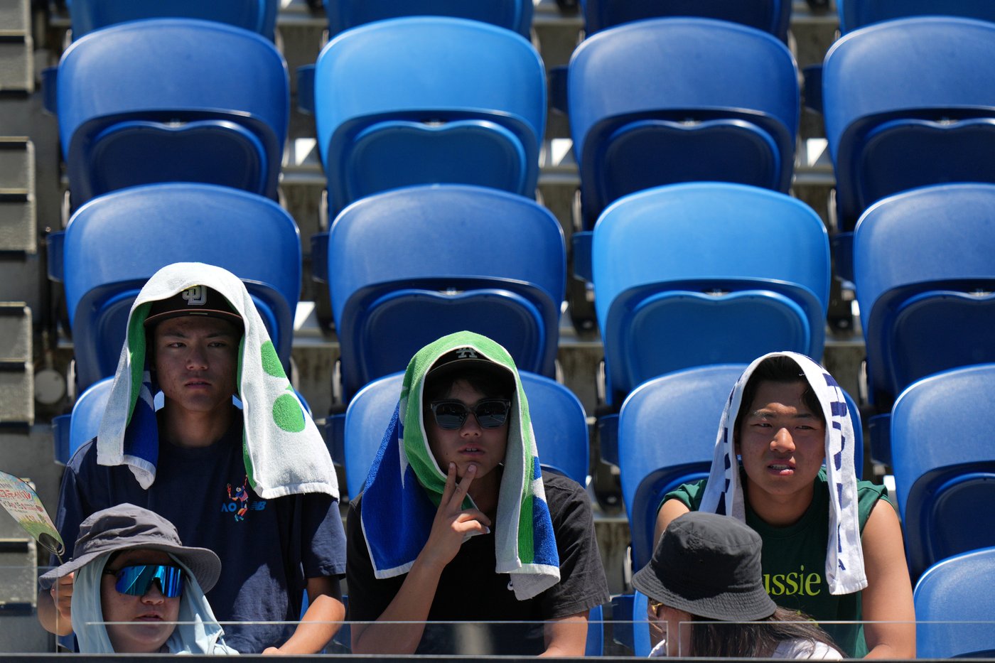 Spectators and players try to cool down during Australian Open heatwave | iNFOnews.ca