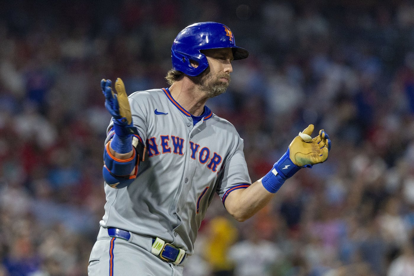Phillies surge past Mets with six-run seventh inning, claim first place in NL East | iNFOnews.ca