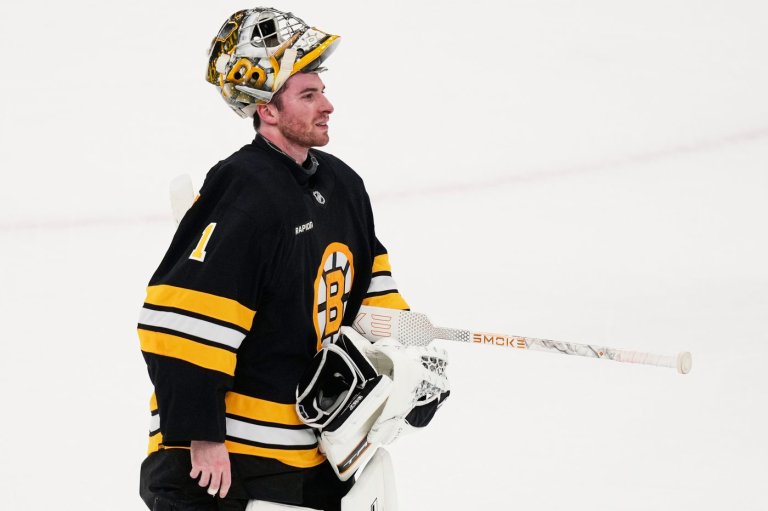 Bruins goalie Jeremy Swayman and some teammates put away sticks to take BP at Fenway Park | iNFOnews.ca