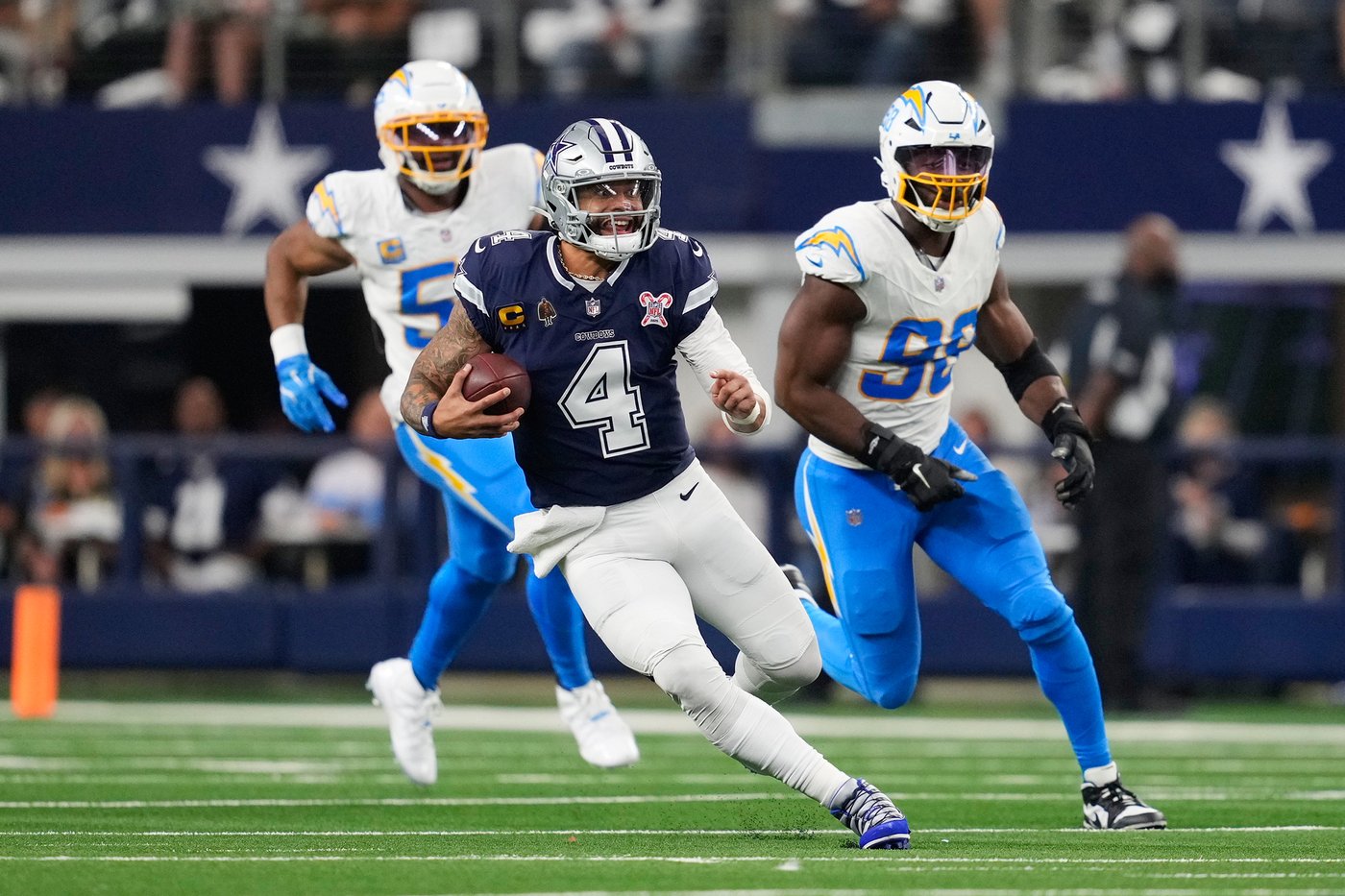 Justin Herbert keeps Chargers rolling toward playoffs with 34-17 win over Cowboys | iNFOnews.ca Justin Herbert keeps Chargers rolling toward playoffs with 34-17 win over Cowboys | iNFOnews.ca