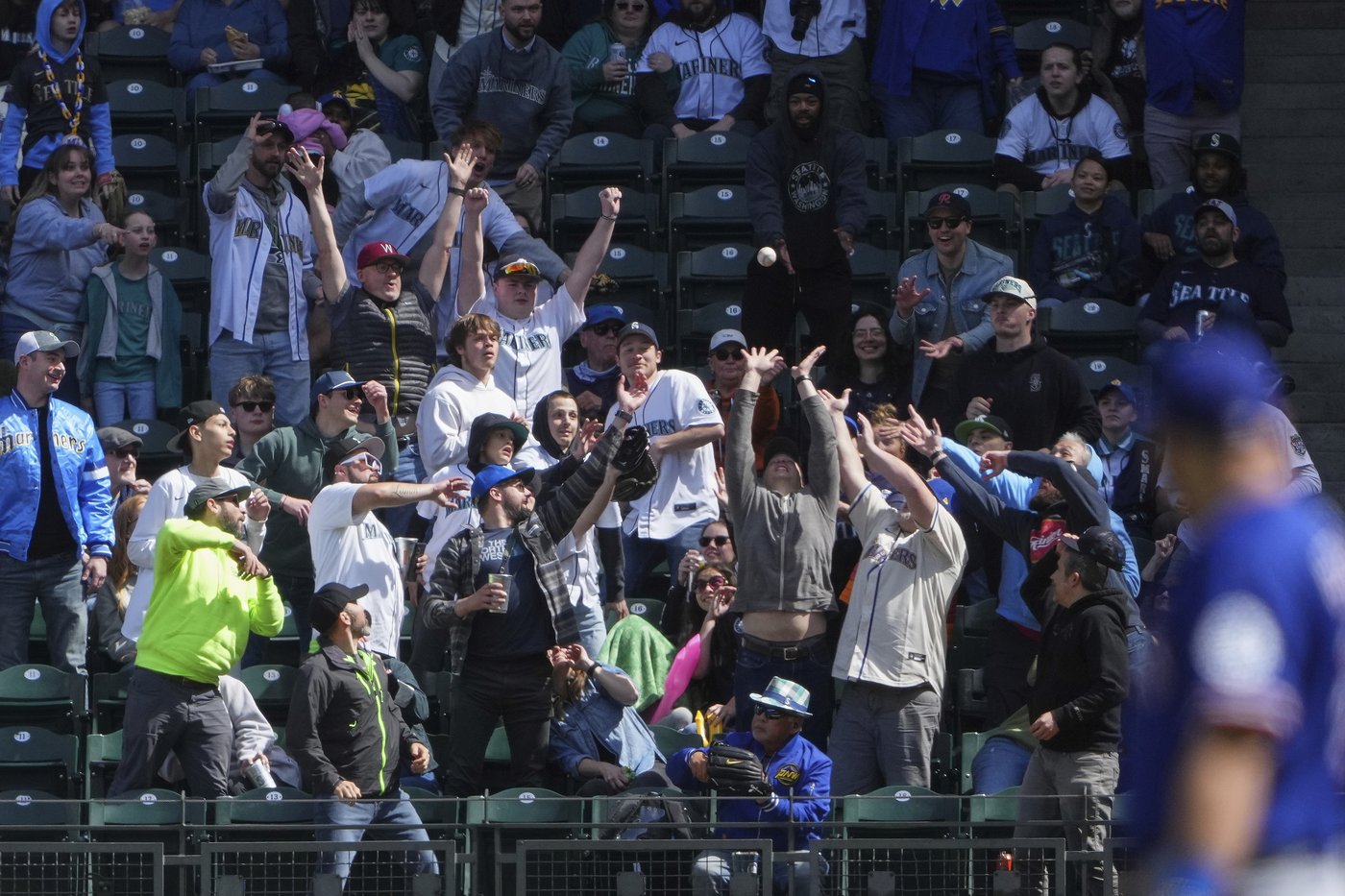 Raleigh homers for 3rd straight game to give Mariners 3-1 win, sweep of Rangers | iNFOnews.ca